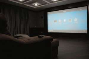 Основа кинозала - большой экран и простое управление